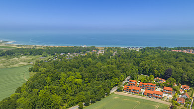 Luftbildaufnahme von der De Ole School Ferienwohnungen.