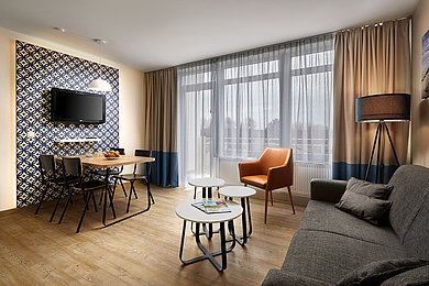 Ein Hotelzimmer von innen mit Doppelbett.