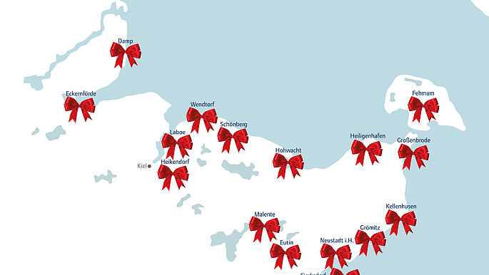 Eine stilisierte Karte der Ostsee Schleswig-Holstein. Darauf sind Schleifen abgebildet, die für Orte an der Ostsee stehen. 