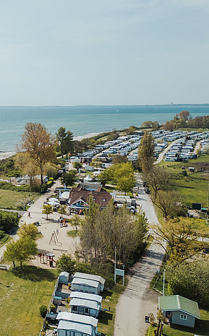 Luftbildaufnahme vom Campingplatz in Rettin. Links ist die Ostsee und der Strand zu sehen.