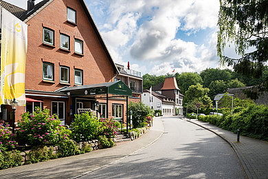 Zu sehen ist ein Weg. Rechts ist das Hotel Hotel Birke zu sehen