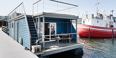 Ein Hausboot im Hafen von Fehmarn
