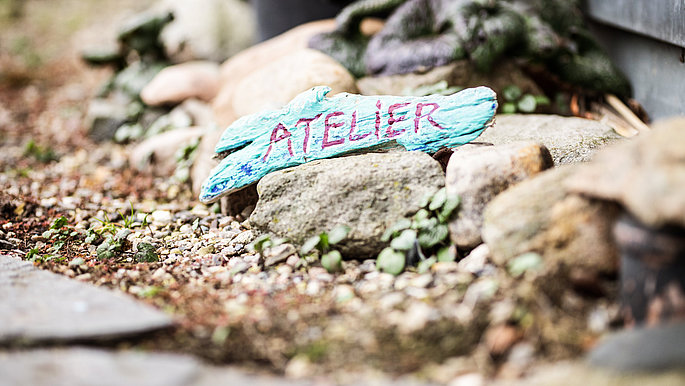 Ateliertage in der Holsteinischen Schweiz, Schild mit der Aifschrift "Atelie"