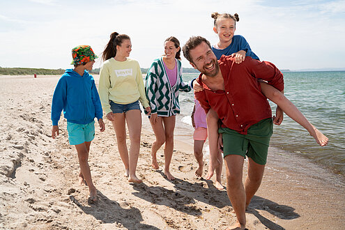 Familie am Strand am Weissenhäuser Strand an der Ostsee in Schleswig-Holstein.