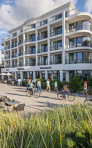 Zu sehen ist das große Hotel Seehuus, welches direkt an der Promenade in Niendorf steht.