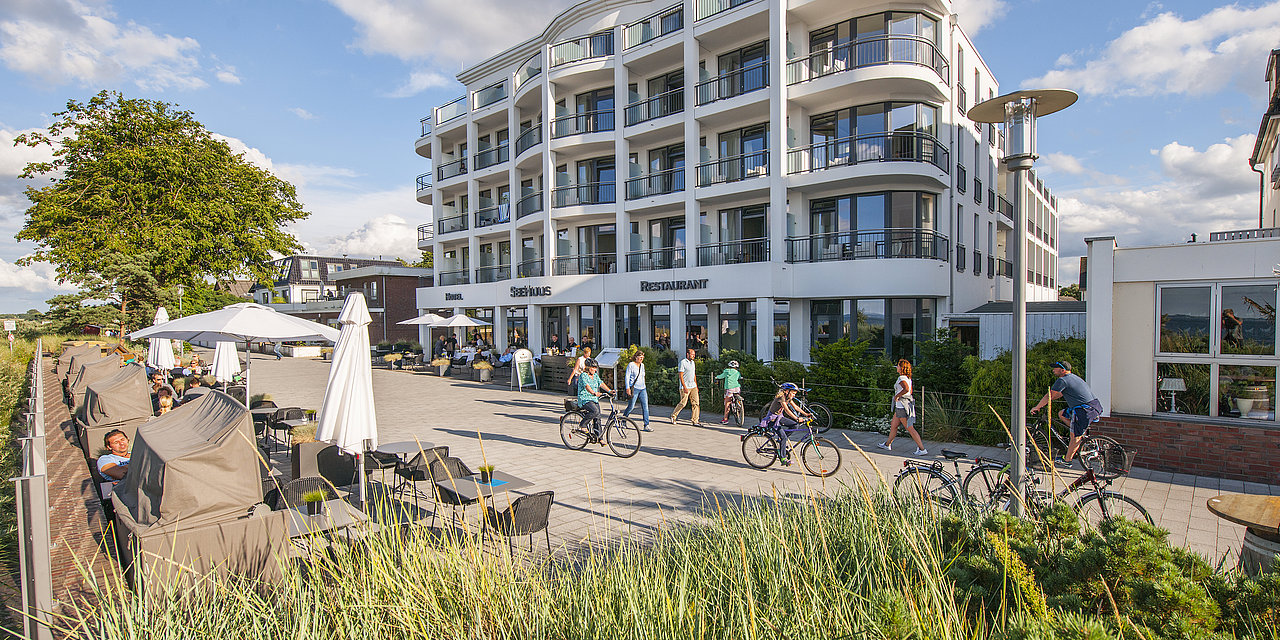 Zu sehen ist das große Hotel Seehuus, welches direkt an der Promenade in Niendorf steht.