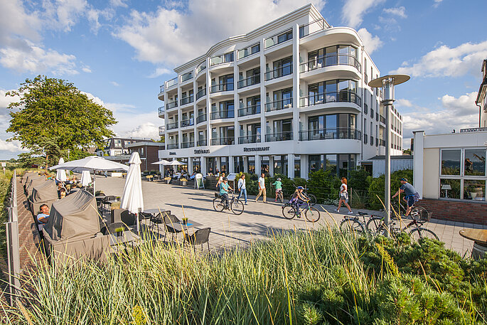Zu sehen ist das große Hotel Seehuus, welches direkt an der Promenade in Niendorf steht.